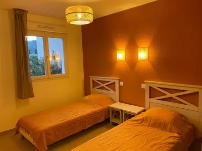 Un ou plusieurs lits dans un hébergement de l'établissement Appartement 2 chambres - Rez-de-jardin - Avec piscine