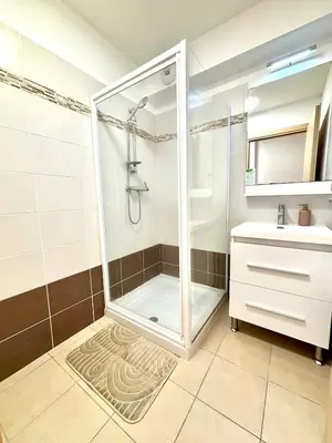 Salle de bains dans l'établissement Appartement 2 chambres - Rez-de-jardin - Avec piscine