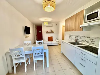 Cuisine ou kitchenette dans l'établissement Appartement 2 chambres - Rez-de-jardin - Avec piscine