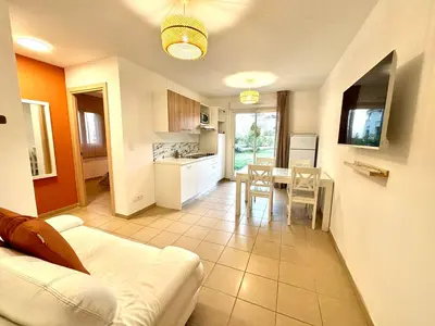 Télévision ou salle de divertissement dans l'établissement Appartement 2 chambres - Rez-de-jardin - Avec piscine
