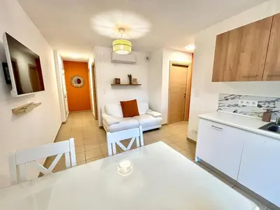 Cuisine ou kitchenette dans l'établissement Appartement 2 chambres - Rez-de-jardin - Avec piscine
