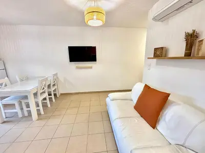 Télévision ou salle de divertissement dans l'établissement Appartement 2 chambres - Rez-de-jardin - Avec piscine