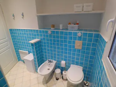 Salle de bains dans l'établissement Villa avec piscine, plage à quelques minutes