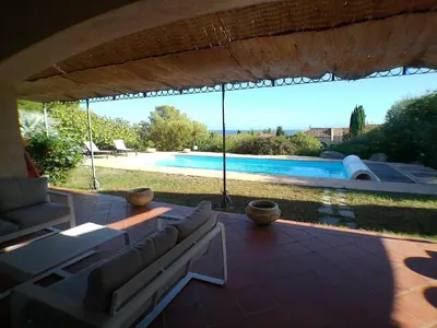 Piscine de l'établissement Villa avec piscine, plage à quelques minutes ou située à proximité