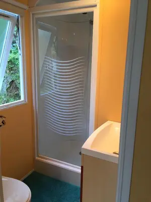 Salle de bains dans l'établissement Camping les Orangers