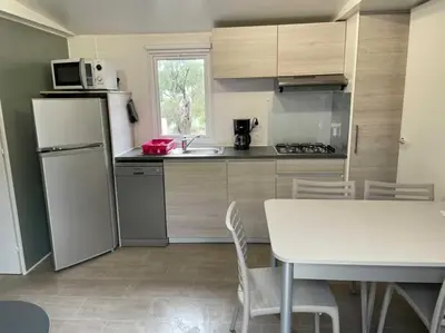Cuisine ou kitchenette dans l'établissement Bungalow le Sartène