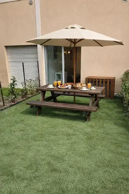 Jardin de l'établissement Studio Calvi avec jardinet à 2 min à pieds de la plage