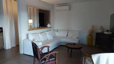 Coin salon dans l'établissement Haut de Villa Superbe vue Piscine privee