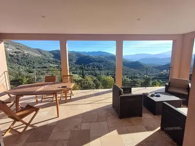 Vue générale sur la montagne ou vue sur la montagne depuis la maison de vacances