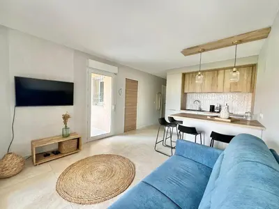 Cuisine ou kitchenette dans l'établissement Appartement proche de la mer au coeur de la Marine