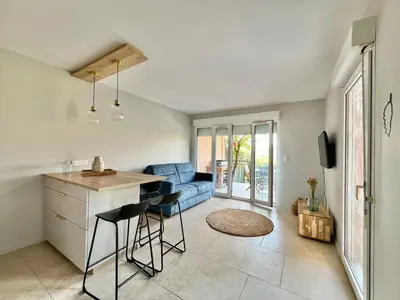 Télévision ou salle de divertissement dans l'établissement Appartement proche de la mer au coeur de la Marine
