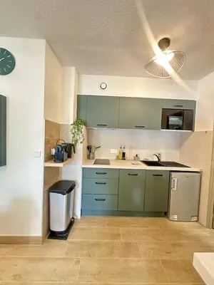 Cuisine ou kitchenette dans l'établissement Appartement en rez de jardin-Proche du centre