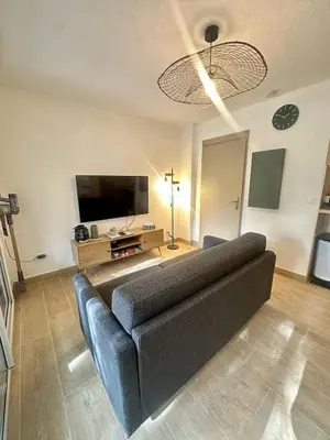 Télévision ou salle de divertissement dans l'établissement Appartement en rez de jardin-Proche du centre
