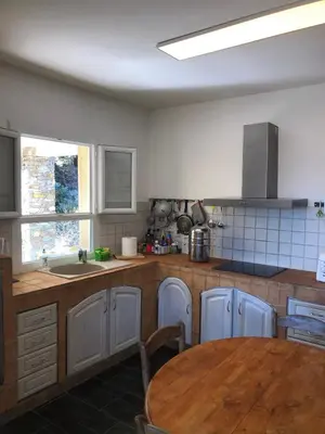 Cuisine ou kitchenette dans l'établissement Villa avec vue et piscine privée