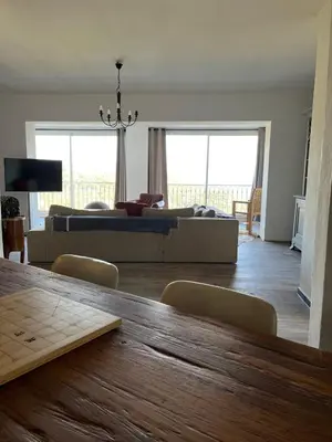 Télévision ou salle de divertissement dans l'établissement Villa avec vue et piscine privée