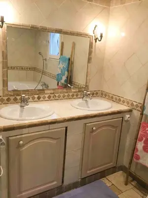 Salle de bains dans l'établissement Villa avec vue et piscine privée