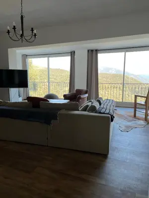 Télévision ou salle de divertissement dans l'établissement Villa avec vue et piscine privée