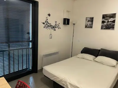 Un ou plusieurs lits dans un hébergement de l'établissement Charmant studio en centre-ville