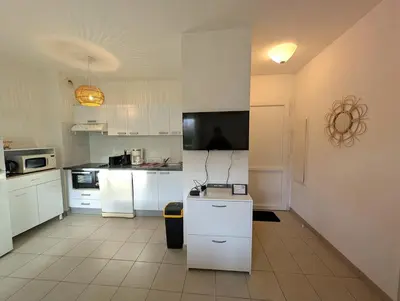 Cuisine ou kitchenette dans l'établissement T3 - accès direct plage dans résidence avec piscine