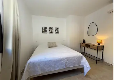 Un ou plusieurs lits dans un hébergement de l'établissement Villa familiale avec piscine,15 min des plages