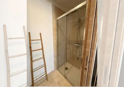 Salle de bains dans l'établissement Villa familiale avec piscine,15 min des plages