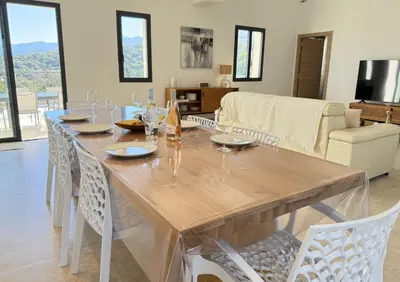 Coin salon dans l'établissement Villa familiale avec piscine,15 min des plages