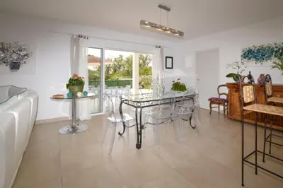 Coin salon dans l'établissement Villa Piscine Mer 7 min Vue Montagne Clim