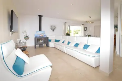 Coin salon dans l'établissement Villa Piscine Mer 7 min Vue Montagne Clim