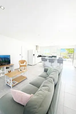 Coin salon dans l'établissement Villa Pietralba - Piscine privée & vue montagne - Proche Calvi