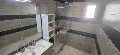 Salle de bains dans l'établissement Appartement neuf 4 personnes RDC villa