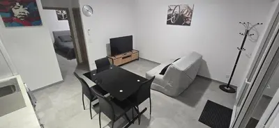 Télévision ou salle de divertissement dans l'établissement Appartement neuf 4 personnes RDC villa