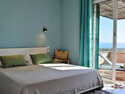 Un ou plusieurs lits dans un hébergement de l'établissement Holiday Home Weingut Punta della Guardia Ruhig und beschaulich by Interhome