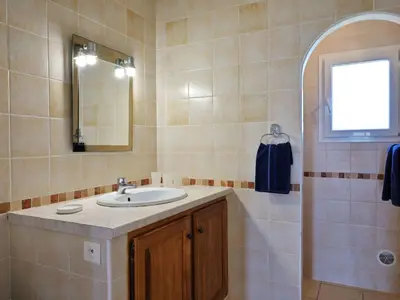 Salle de bains dans l'établissement Holiday Home Weingut Punta della Guardia Ruhig und beschaulich by Interhome