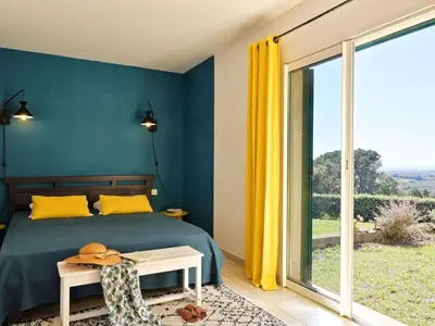 Un ou plusieurs lits dans un hébergement de l'établissement Holiday Home Weingut Punta della Guardia Ruhig und beschaulich by Interhome