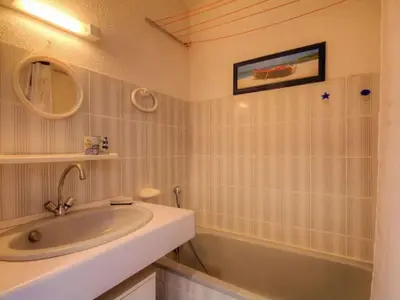 Salle de bains dans l'établissement Apartment Blaue Flucht Korsika by Interhome