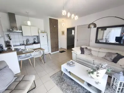 Cuisine ou kitchenette dans l'établissement Apartment with Garden - Two Pools - Beach Access