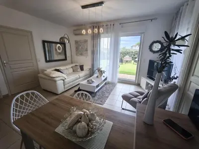 Coin salon dans l'établissement Apartment with Garden - Two Pools - Beach Access