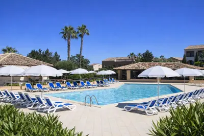 Piscine de l'établissement Appartement avec piscines et plage à pied ou située à proximité