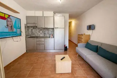 Télévision ou salle de divertissement dans l'établissement Appartement avec piscines et plage à pied