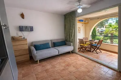 Coin salon dans l'établissement Appartement avec piscines et plage à pied