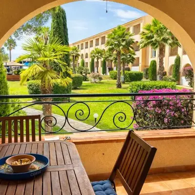 Appartement avec piscines et plage à pied