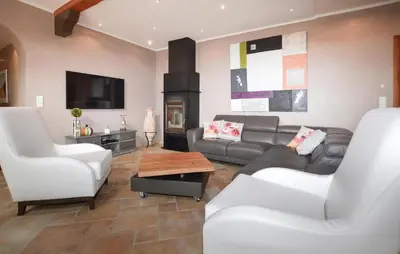 Coin salon dans l'établissement Beautiful Home In Saint Florent