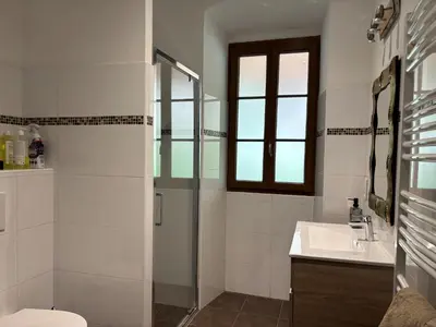 Salle de bains dans l'établissement Maison de caractère CASA LECA, piscine privée chauffée