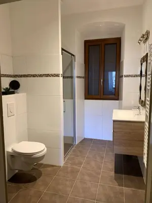 Salle de bains dans l'établissement Maison de caractère CASA LECA, piscine privée chauffée