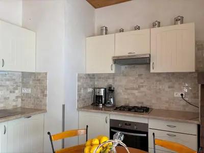 Cuisine ou kitchenette dans l'établissement Maison de caractère CASA LECA, piscine privée chauffée