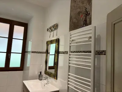 Salle de bains dans l'établissement Maison de caractère CASA LECA, piscine privée chauffée