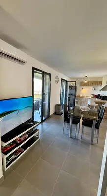 Cuisine ou kitchenette dans l'établissement L'Immortelle - T3 avec balcon vue mer & montagne