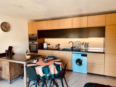 Cuisine ou kitchenette dans l'établissement Charmant T2 en rez-de-jardin
