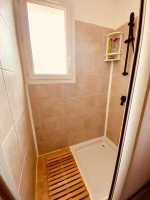 Salle de bains dans l'établissement Charmant T2 en rez-de-jardin