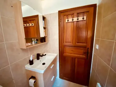 Salle de bains dans l'établissement Charmant T2 en rez-de-jardin